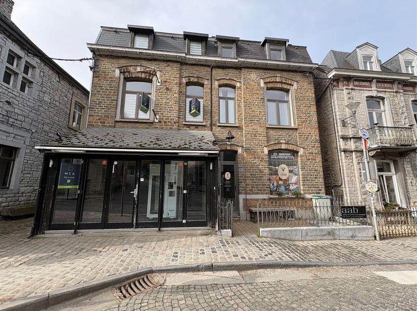 MCA Immobilier vous propose à la location ce commerce idéalement situé au cœur de Durbuy, dans un endroit très prisé avec une terrasse sur plusieurs n