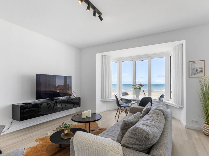 De Panne: gerenoveerd appartement met frontaal zeezicht Op zoek naar een volledig gerenoveerd appartement met frontaal zeezicht? Dit exclusieve appart