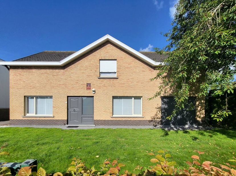 Bâtiment d'affaires polyvalent et prêt à emménager avec bureaux, entrepôts frigorifiques et logements à vendre dans le centre d'Avekapelle, à proximit