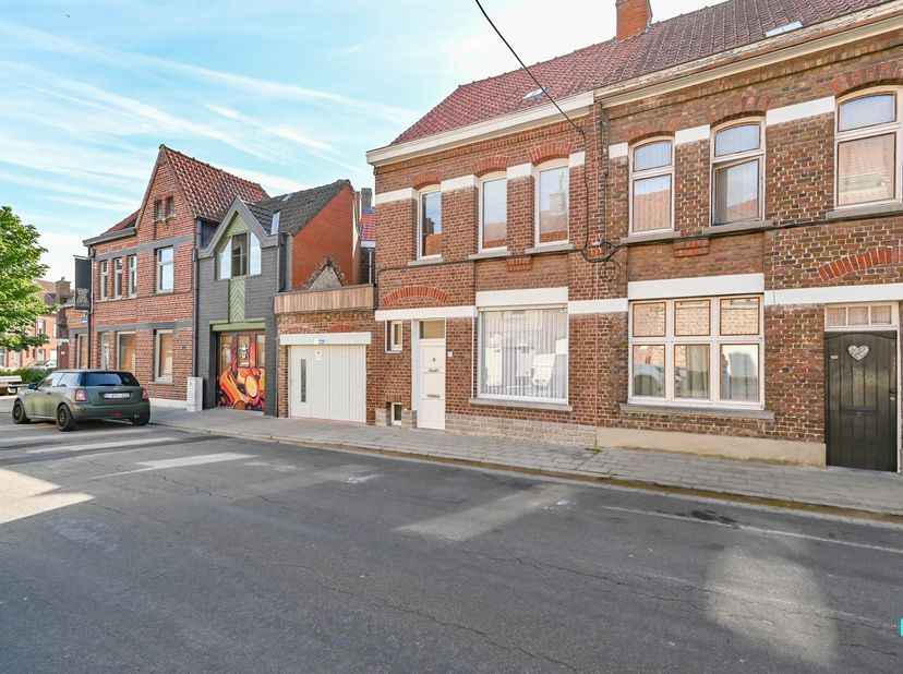 Deze op te frissen rijwoning met drie slaapkamers is rustig gelegen nabij het centrum van Izegem en beschikt over een bewoonbare oppervlakte van ca. 1