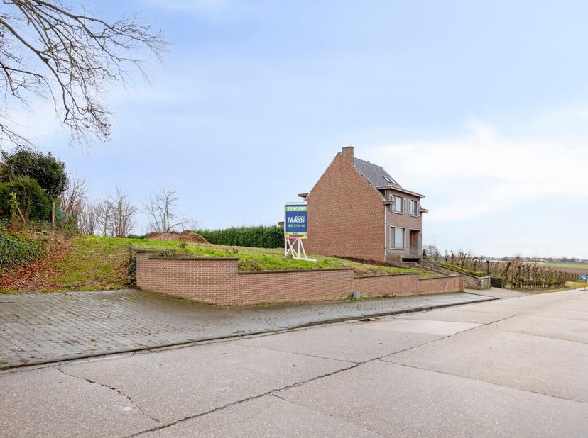 In Rosmeer is deze half open bouwgrond te koop en bestaande uit lot 1 en lot 2.  Het perceel is rustig gelegen met een vrij zicht naar de achterliggen