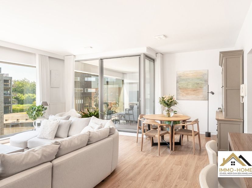 Dit moderne appartement, MET ondergrondse staanplaats, is gelegen op de tweede verdieping van een groot en modern complex, en je bereikt het via zowel