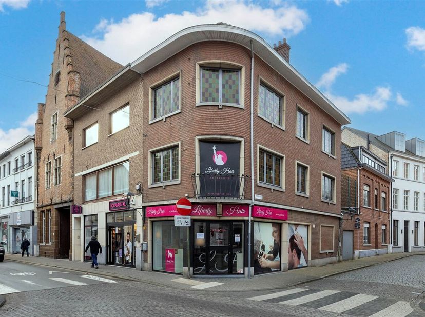 Handelspand met woonst gelegen op een toplocatie in Diest.<br />
Ligging: Dit handelspand is gelegen pal in het centrum van Diest.<br />
Omschrijving: