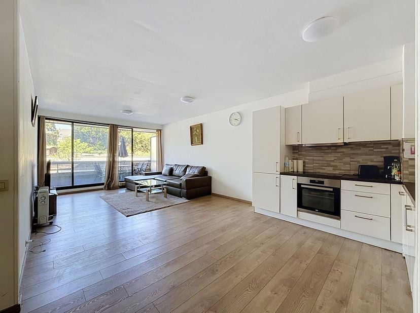 Quartier Chatelain; appartement deux chambres avec terrasse idéalement situé. Il se compose comme suit; salon, salle à manger avec cuisine ouverte, ha