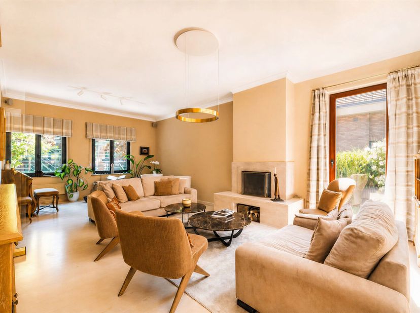 In een tuin van groen in het hart van een residentiële wijk in Ukkel, biedt deze prachtige villa in uitstekende staat een zeldzame woonomgeving die el