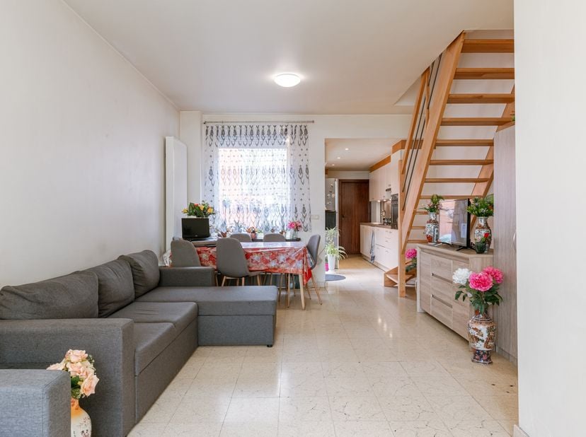 Deze instapklare woning is rustig gelegen in de Koornstraat, op korte afstand van het centrum van Roeselare. Winkels, scholen en openbaar vervoer bevi