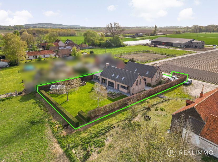 In het landelijke Pottes, deelgemeente van Celles, vlak over de taalgrens en op slechts enkele minuten van Helkijn en Avelgem, bevindt zich deze bijzo