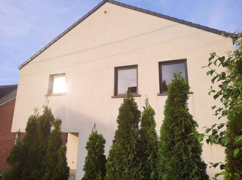 Infos et visites - Contactez Frédérique 0497 469 556 - frederique@bytheway.be. Spacieuse et lumineuse villa construite en 2021 cherche ses nouveaux he