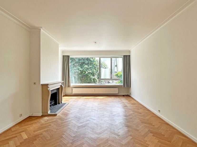 Dit lichtrijke appartement is uitstekend gelegen aan de Groenenborgerlaan in Wilrijk, op de grens met Berchem. Dankzij de centrale ligging geniet u va