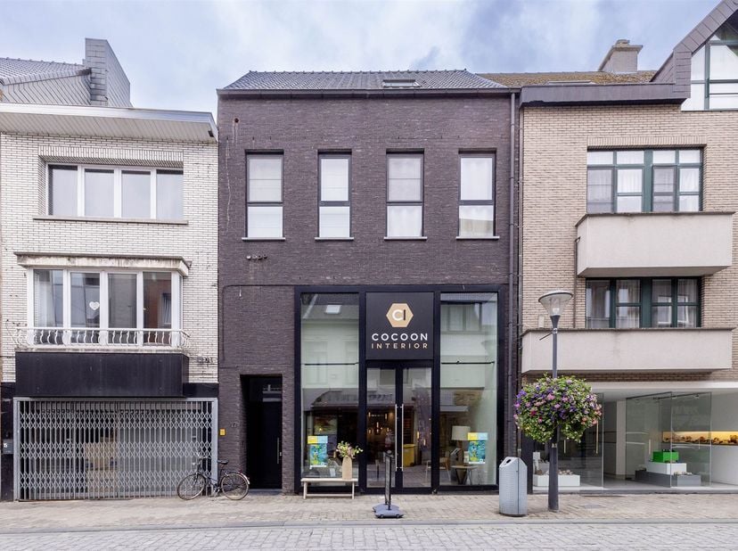 Handelsgelijkvloers van 319m² in hartje Herentals<br />
<br />
Ligging: Gelegen in de welbekende Zandstraat te Herentals met zeer goede visibiliteit