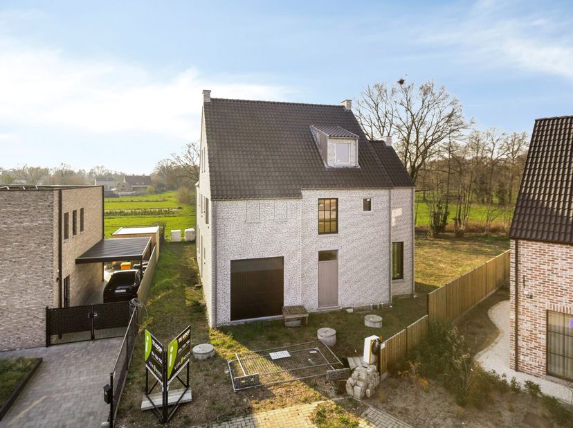 VERKOOP ONDER REGISTRATIERECHTEN !<br />
Deze karaktervolle casco-woning met een bruto bewoonbare oppervlakte van 336,21 m² (gelijkvloers, verdieping