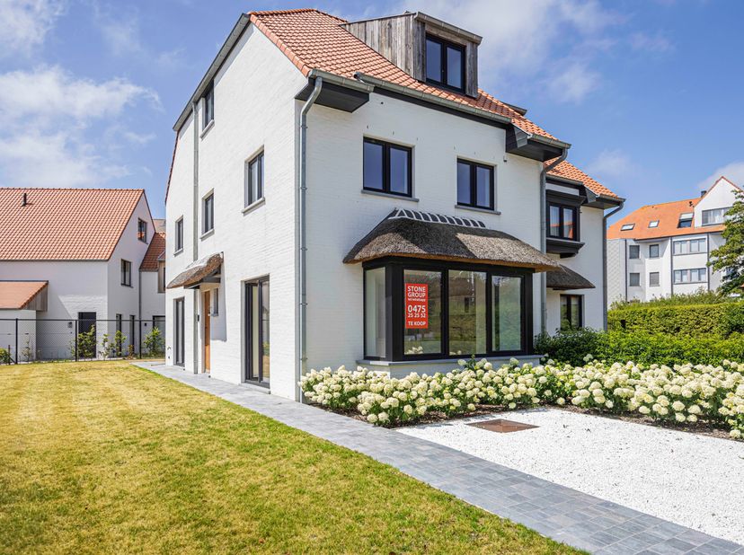 Deze koppelvilla staat op een grond van 370m2, in een rustige villawijk op een 650tal meter van het strand. Nieuwbouw villas in Duinbergen zijn zeldza