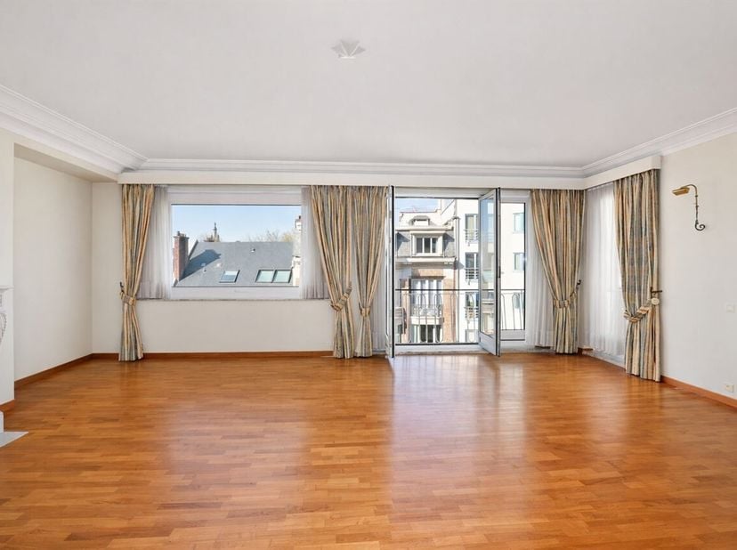 Op een steenworp afstand van het Terkamerenbos en de ULB ligt dit elegante appartement van 210 m² bruto vloeroppervlak op de vijfde verdieping van de