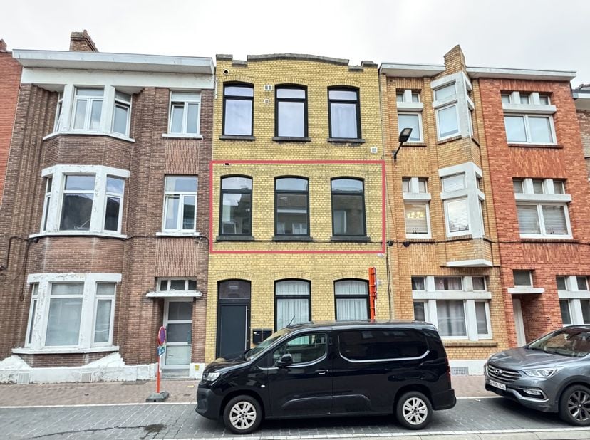 Dit gerenoveerde appartement met twee slaapkamers bevindt zich dicht bij verschillende handelszaken en op een boogscheut van het centrum van Oostende.