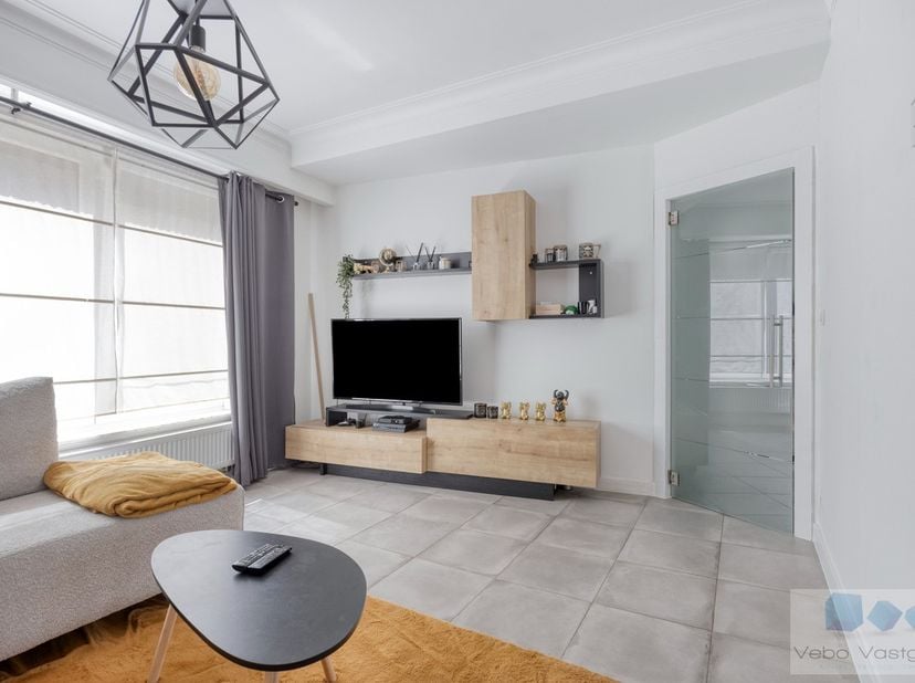 Volledig gerenoveerd appartement van 90 m² met terras en overdekte autostaanplaats op een uitstekende locatie te centrum Itegem.<br />
<br />
Het appa