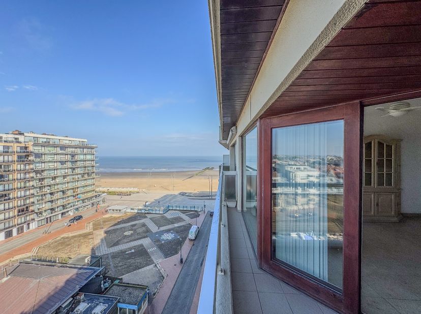 Op een topligging aan het Rauchenbergplein (‘De Tennis’) in Westende bevindt zich dit ruime appartement van 77m² op de 8e verdieping van Residentie LA