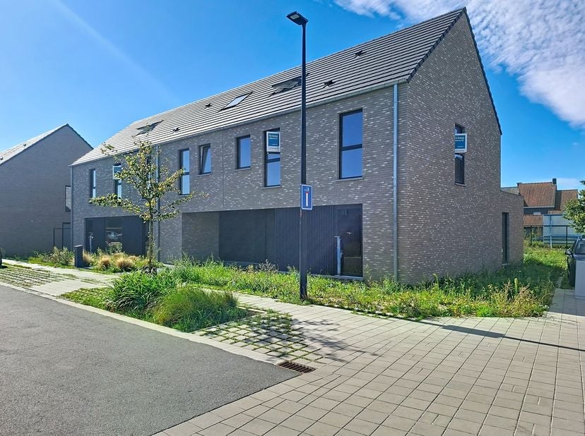 Huis te koop in Handboogstraat 2,
                    8791 Beveren