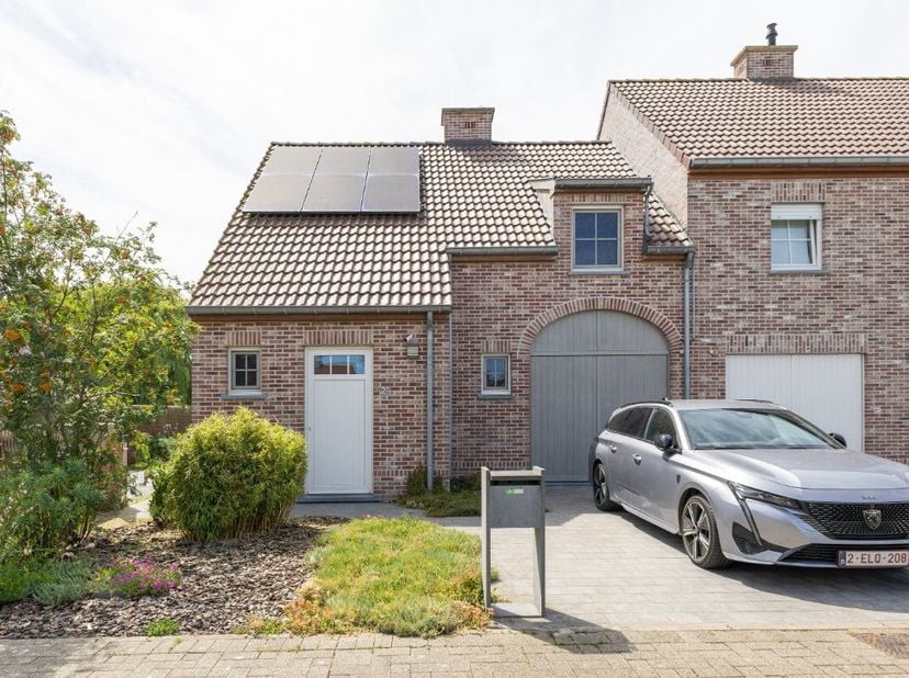 De Panne (Adinkerke): Instapklare, energiezuinige halfopen woning met garage Deze verzorgde halfopen woning is gelegen in een rustige, residentiële wi