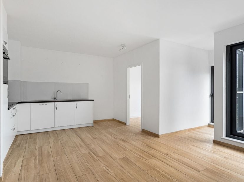 Dit appartement bevindt zich op de tweede verdieping van een kleinschalig en recent gebouw uit 2008, gelegen in de Van Heetveldelei te Deurne. Dankzij