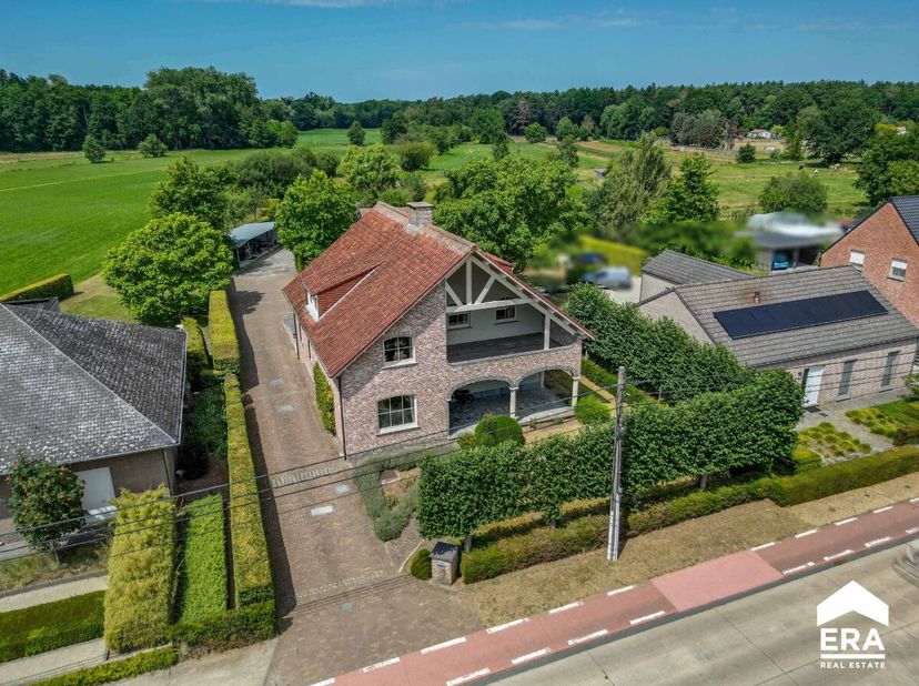 Te koop: Villa in Langdorp, rustig gelegen op een ruim perceel van maar liefst 32 are, omgeven door agrarisch gebied en bossen.Deze goed onderhouden v