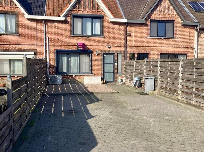 <br />
Electriciteit conform. EPC : label C, 289 kWh/m².<br />
Indeling gelijkvloers : inkom, ruime living met open ingerichte keuken met alle toestel