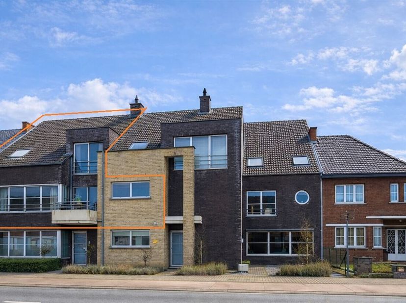 Instapklaar duplex appartement met terras en ondergrondse garage op steenworp van Hasselt centrum<br />
Op een uitstekende locatie, vlak bij het bruis