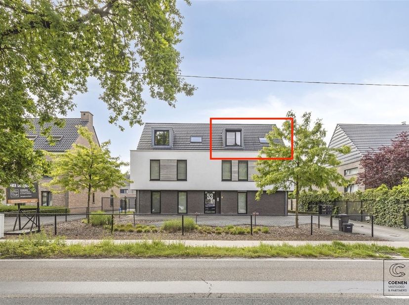 En entrant dans cet appartement bien entretenu, vous pénétrez dans le hall d'entrée avec des toilettes séparées pour les invités. Depuis le hall, vous