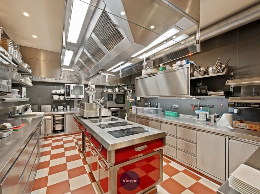 Restaurant – Bistro “Fine Claire” – uiterst commercieel gelegen in een opvallend hoekpand op de Zeedijk van Wenduine – aantrekkelijke ligging met open