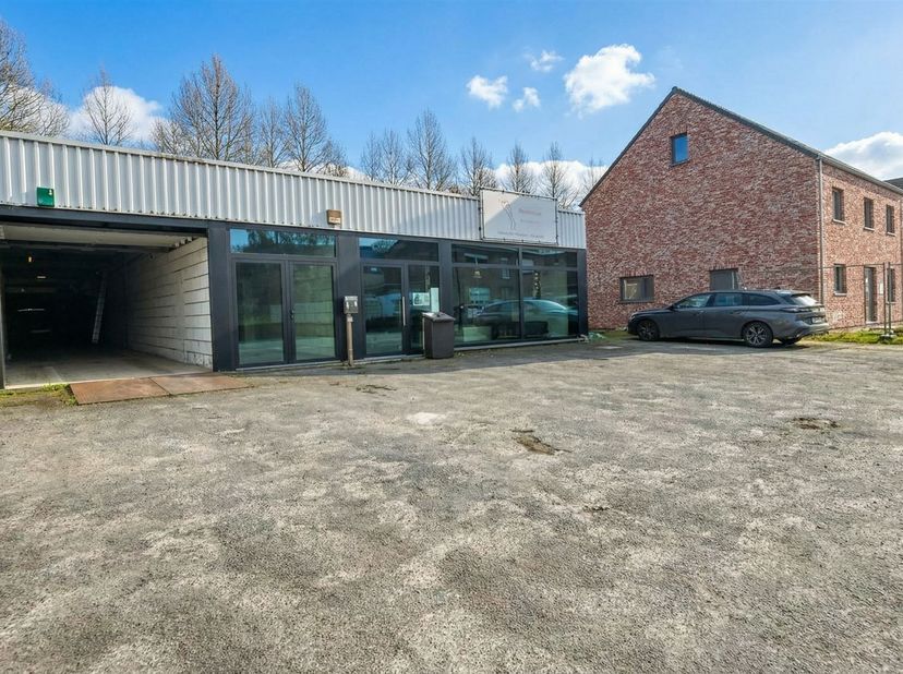 Entrepôt casco de +-350m² situé à Leuvensebaan 308 à Sint-Agatha-Rode accessible par une porte de garage de 210cmx205cm.  <br />
<br />
Alimenté en