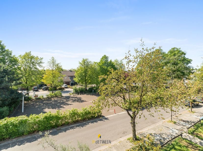 Dit appartement is gelegen in een rustige, groene woonwijk op de grens met Mariakerke,&amp;nbsp; ligt op wandel- en fietsafstand van scholen, openbaar ver