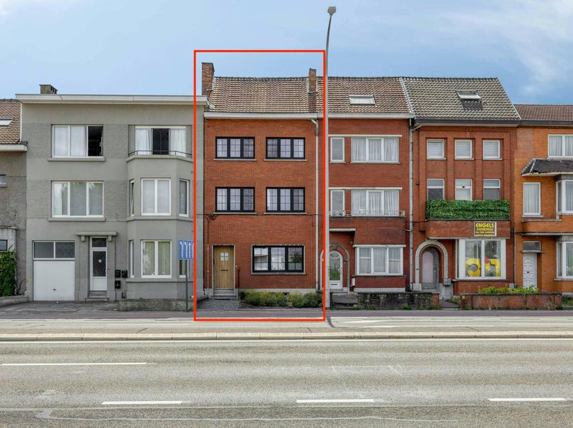 Deze charmante stadswoning werd grondig gerenoveerd en vormt vandaag een mooi harmonieus geheel. Achter de karaktervolle gevel schuilt ca. 190 m² bewo