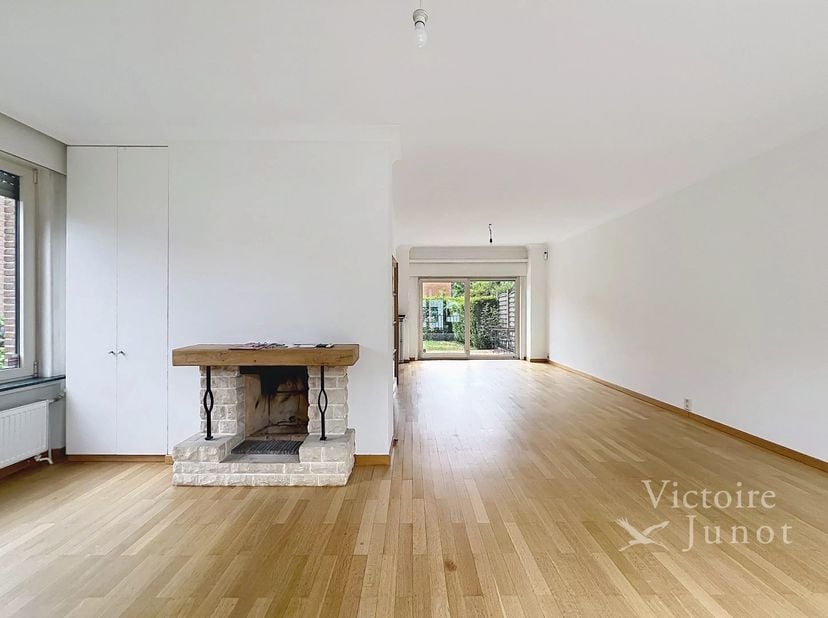 Pand voorgesteld door Carla Rodriguez: 0494 07 97 54 / carla.rodriguez@victoire.be<br />
Victoire Junot biedt u dit charmante 3 gevel woning met 4 sla