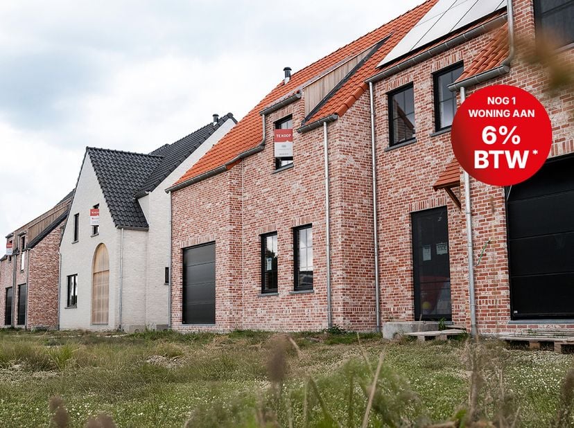 Op zoek naar een gezinswoning waar rust, ruimte en comfort centraal staan? Deze halfopen pastorijwoning met 4 slaapkamers biedt alles wat je nodig heb