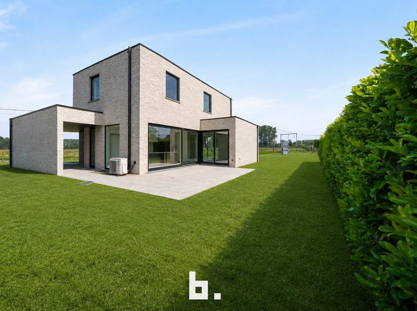 Graag stellen we u deze nieuwbouw villa voor op een mooi zuidwest georiënteerd perceel. De villa heeft een moderne look en is voorzien van alle hedend