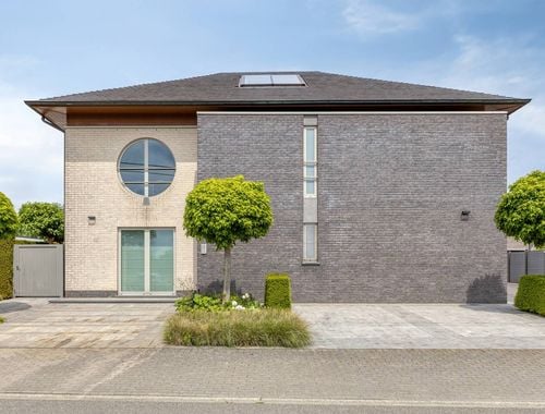                                         Magazijn met woonst te koop in Baasrode, € 1.350.000
