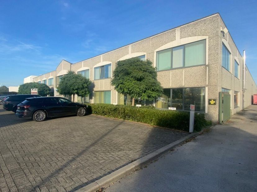 333m² d'espace de bureau avec 14 places de parking (divisible à partir de 115m² d'espace de bureau)<br />
Emplacement : dans un parc d'entreprises, à