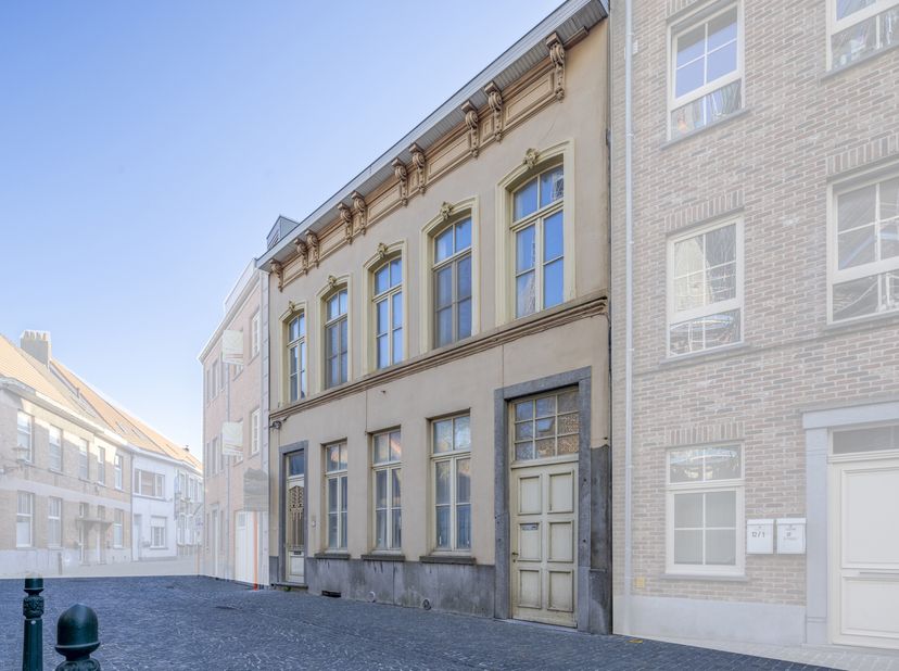 Dans le centre animé d'Eeklo, vous trouverez cette exceptionnelle maison de ville à rénover, pleine de caractère et de charme. Avec pas moins de 5 cha