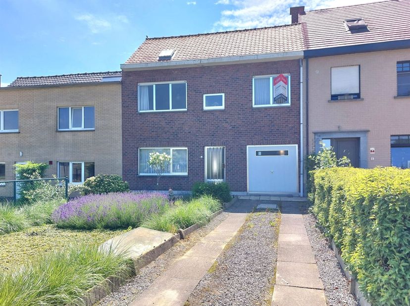 Super gelegen rijwoning met terras, voortuin alsook een garage met mooi zicht op de velden.<br />
 De gelijkvloers heeft een gezellige living met aan