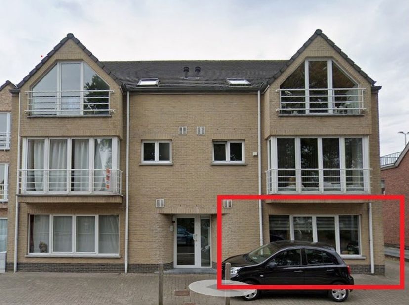 Gelijkvloers appartement bestaande uit een inkom, berging, apart toilet, badkamer (meubel en ligbad met geïntegreerde douche), 2 slaapkamers, living e