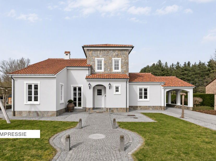 Droomt u van rustig wonen in het groen met ruimte voor paarden of andere hobby’s? Deze charmante Mediterrane villa, gelegen in een kleinschalige en ru