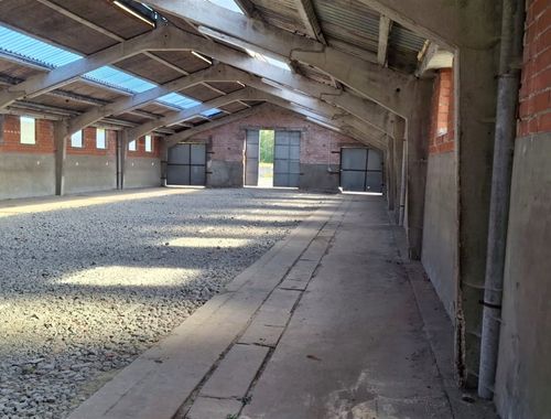                                         Bâtiment d’entreprise à louer à Bury, € 600
