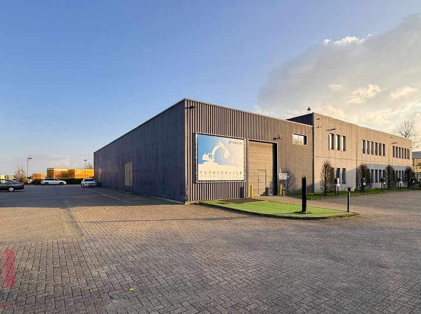 Unité PME de 515 m² avec bureaux aménagés de 267 m² dans un emplacement de choix !<br />
<br />
L'espace de stockage (deux unités distinctes) d'une ha