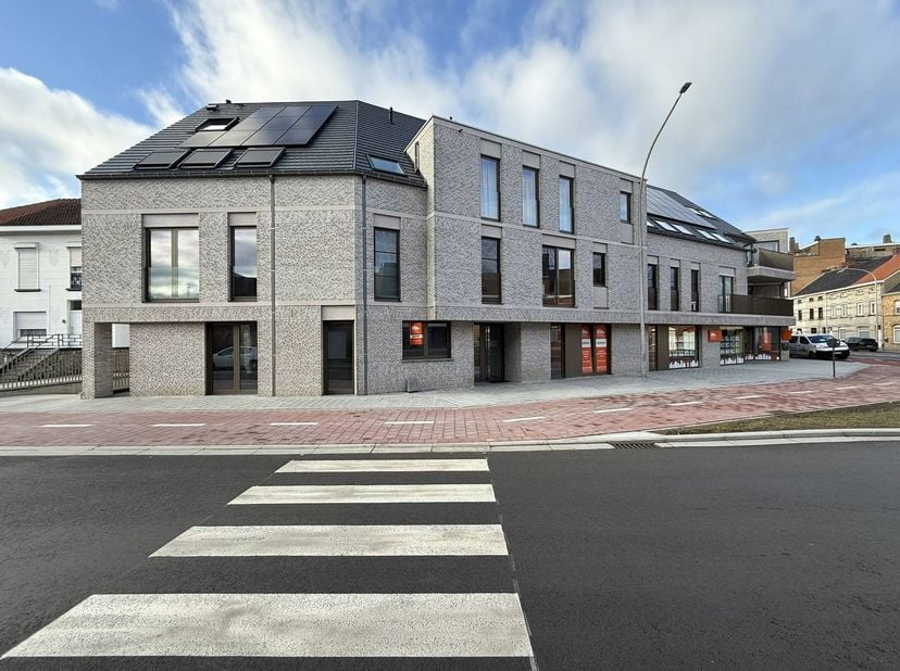 Ruim gelijkvloers appartement (103,82 m²) te koop in residentie August in Ieper. Dit lichtrijk appartement heeft twee mooie slaapkamers en een privé t
