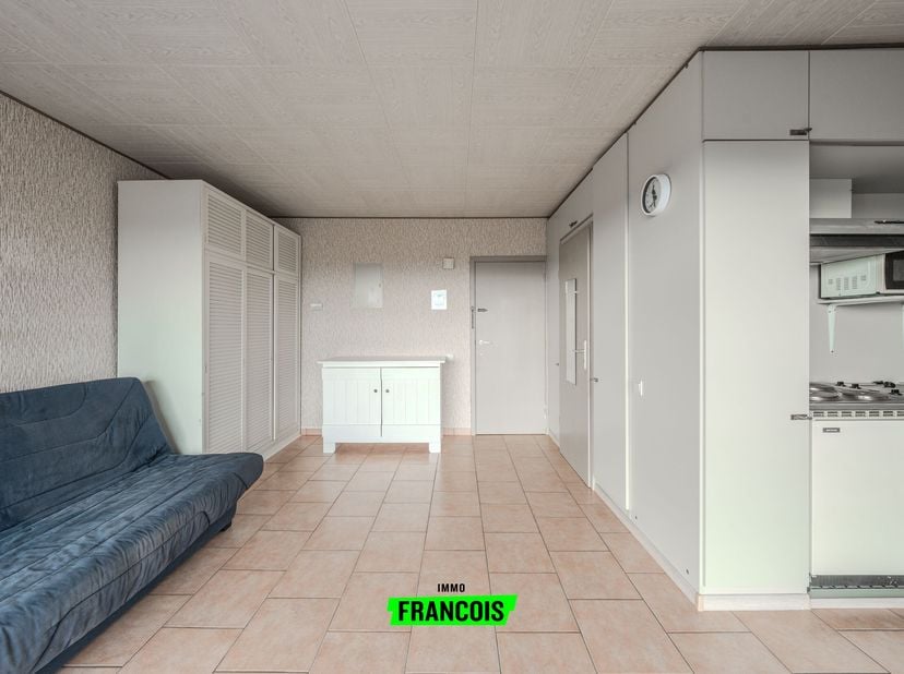Deze praktisch ingedeelde studio op de gelijkvloerse verdieping is ideaal voor wie op zoek is naar een comfortabele en centraal gelegen woonplek aan d