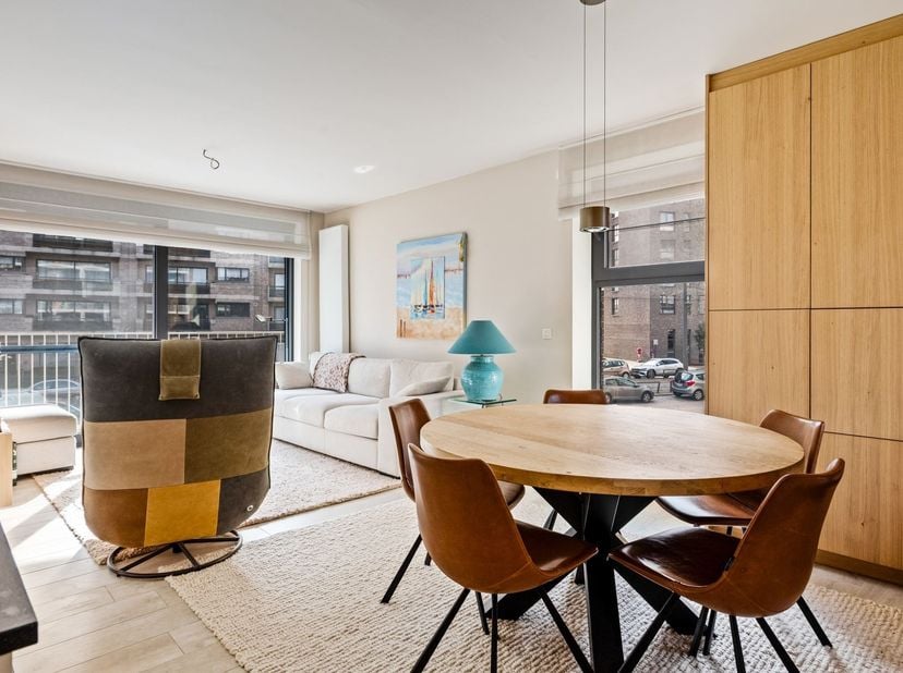 Ligging<br />
<br />
Dit appartement is gelegen aan de Dascottelei in Deurne-Zuid en geniet van een uitstekende bereikbaarheid naar het centrum van A