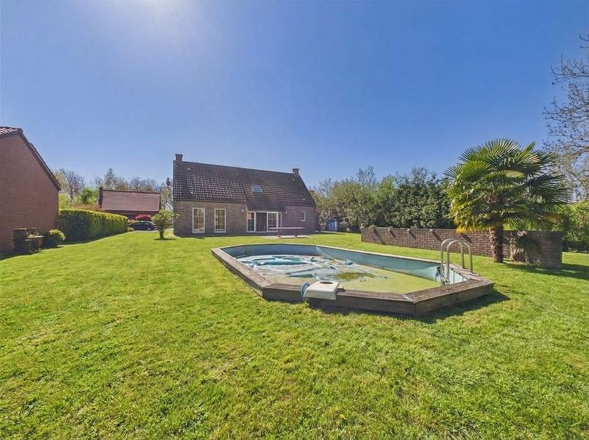 Découvrez cette villa construite en 2001, idéalement située dans le village de Taintignies. Elle offre 5 chambres ainsi quun garage. Au rez-de-chaussé