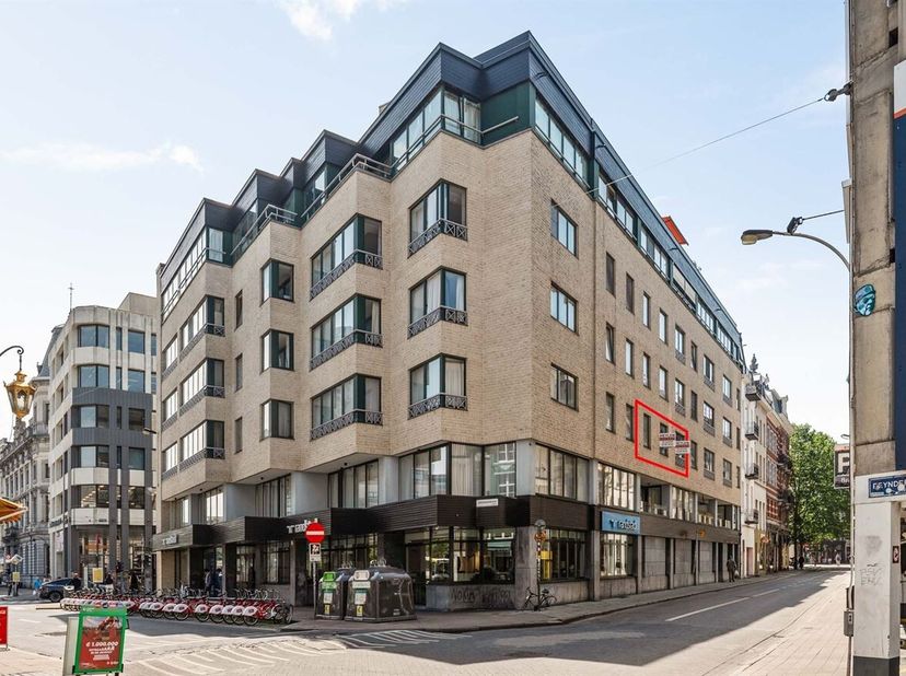 Prachtig instapklaar Appartement (105m²) voorzien van 2 slaapkamers, gelegen op een steenworp van de Groenplaats in Antwerpen<br />
Ligging: <br />
In