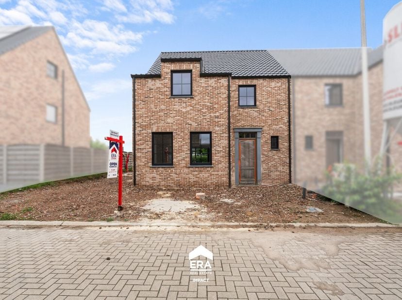 [[ DIT PAND NEEMT DEEL AAN DE ERA OPEN HUIZEN DAG OP 13/6 VAN 16:00 TOT 17:00 ]] Deze moderne halfopen bebouwing is rustig gelegen in de nieuwe verkav