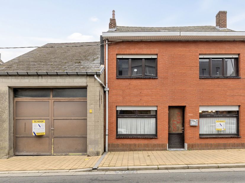 Centraal gelegen woning met loods/zeer ruime garage in Liedekerke Centrum in dichte nabijheid van scholen, winkels/warenhuizen, openbaar vervoer en Li
