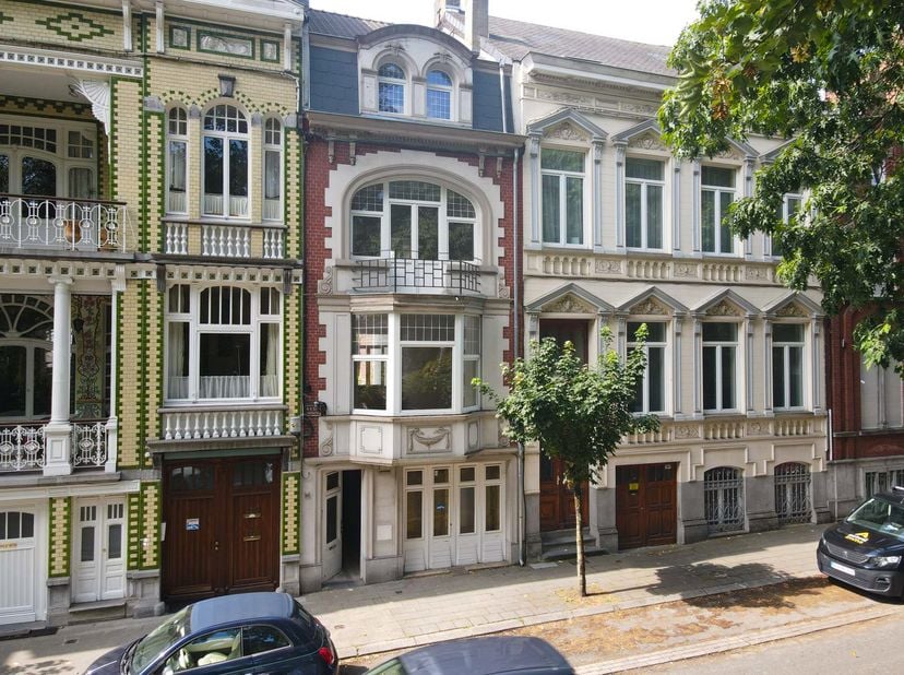 Maison de maître 5 chambres – 256 m² - avec garage - Face au Parc Warocqué <br />